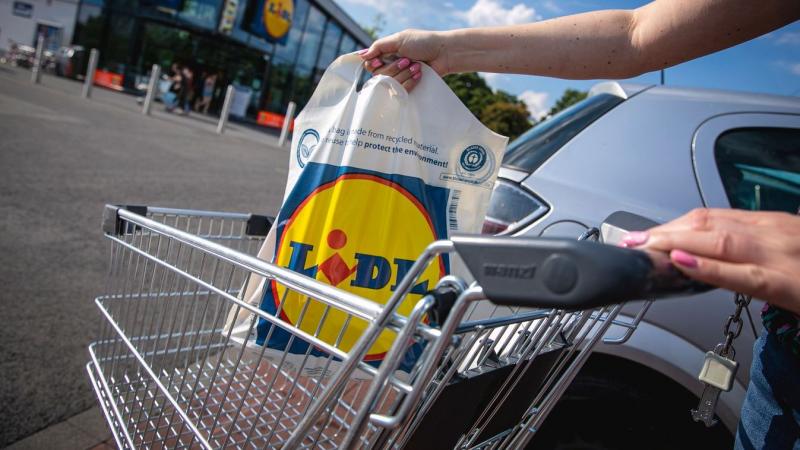 A hosszú hétvége közeledtével érdemes tisztában lenni a boltok nyitvatartásával. Íme a legfrissebb információk a Lidl, Aldi, Penny, Tesco és Spar üzleteinek nyitva tartásáról május 1-jén. Ha tervezed a vásárlást, érdemes előre tájékozódni, hogy elkerüld a