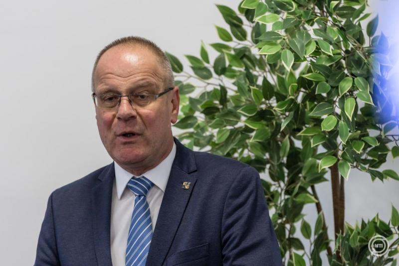 Navracsics Tibor: A ballagás során az elmúlt évek fáradságos munkáját és a nevelésünk gyümölcsét ünnepeljük.