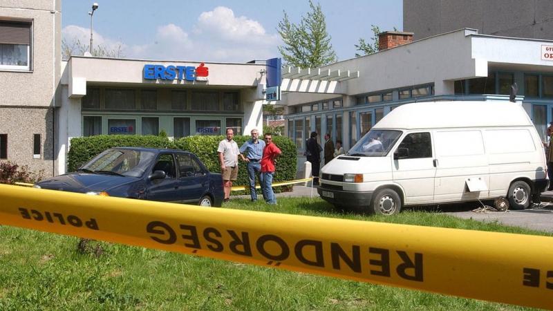 Huszonhárom év elteltével megszólal a móri vérengzés egyik elítéltje, aki eddig csendben tűrt. A tragikus esemény, amely mély nyomot hagyott a közvéleményben, most újra a figyelem középpontjába kerül, ahogy az elítélt elmeséli saját perspektíváját és tapa