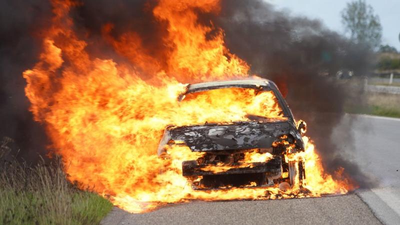 Lángokba borult a motorháztető – tűz ütött ki egy személyautón Nyírbogdányban.
