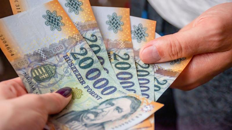 A nyugdíjasok számára lehetőség nyílik arra, hogy kérvényezzék a megemelt nyugdíjat.