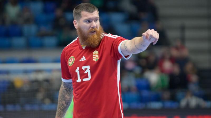 Paks városában jelentős esemény zajlik, mivel Ádám Martinra sürgős műtét vár. A beavatkozás következtében sajnos hosszú hónapokig nem tud majd részt venni a versenyeken és a csapat edzésein.