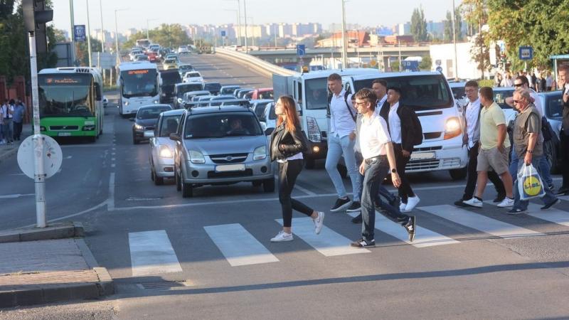 A Pécs belvárosában zajló felvonulás következtében a közlekedés jelentősen lelassulhat. Érdemes előre tervezni és alternatív útvonalakat keresni a forgalmasabb területek elkerülése érdekében.