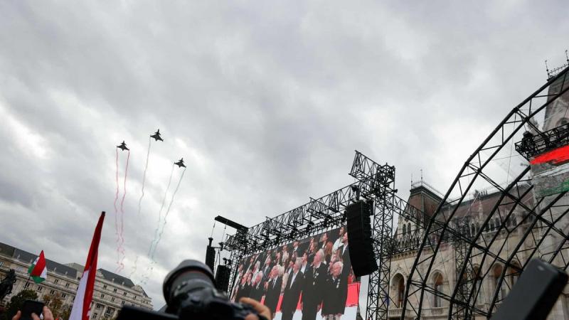 Milyen lenyűgöző pillanatok: Gripenek repítették a magyar zászlót a Kossuth tér felett (VIDEÓ)
