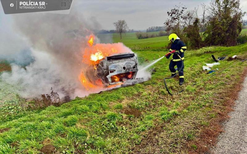 Lángokba borult egy gépjármű, a vezetője pedig csupán másodperceken múlott, hogy elkerülje a tragédiát (FOTÓK)