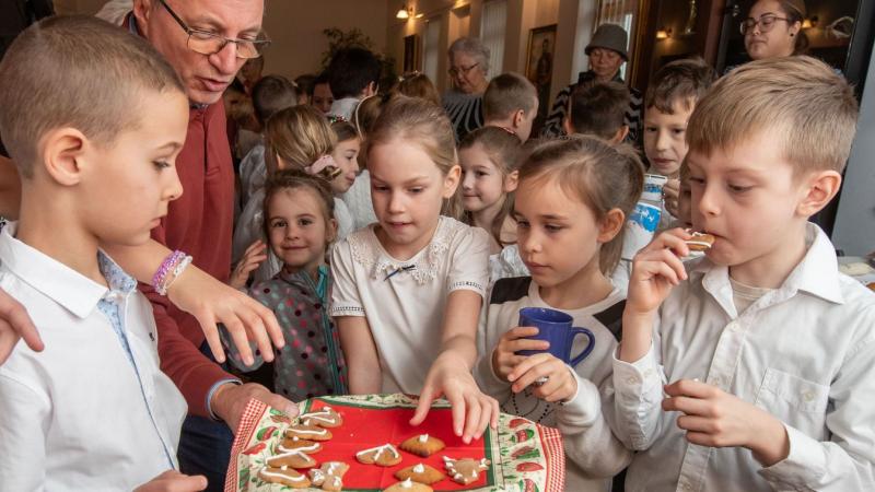 FEOL - A szeretet jegyében mézeskalácsot készítettek.