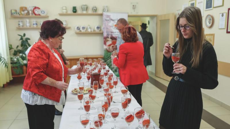 Bor és paprikamustra Szatymazon: Ízletes élmények galériával

Szatymazon egy különleges esemény keretében ünnepelték a helyi borok és paprikák gazdag világát. A rendezvény során a látogatók nemcsak a finom nedűk és a csípős ízek variációival ismerkedhette