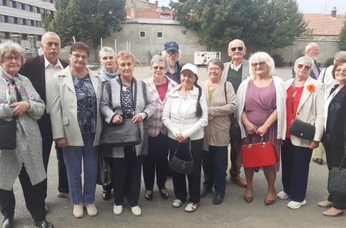 **Boldog véndiákok vallomásai**

Az idő múlásával az emlékek egyre élesebbé válnak, és a régi diákévek nosztalgiája mindig mosolyt csal az arcunkra. A véndiákok vallomásai nem csupán egy időszak visszaidézése, hanem egy életérzés, amely tele van barátságg