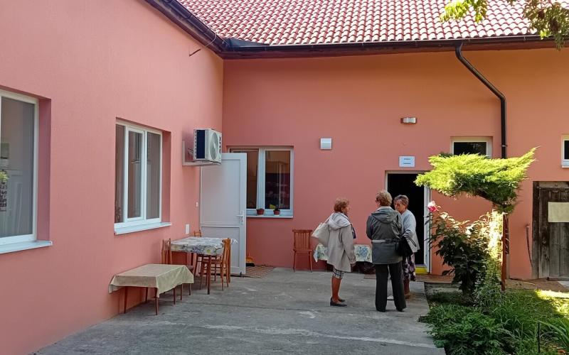 Párkányban ünnepélyesen megnyitották a felújított nyugdíjasklubot, amely mostantól a helyi idősek találkozóhelyéül szolgál. Az esemény keretében a közösség tagjai felfedezhették az átalakított teret, amely modern szolgáltatásokkal és barátságos környezett
