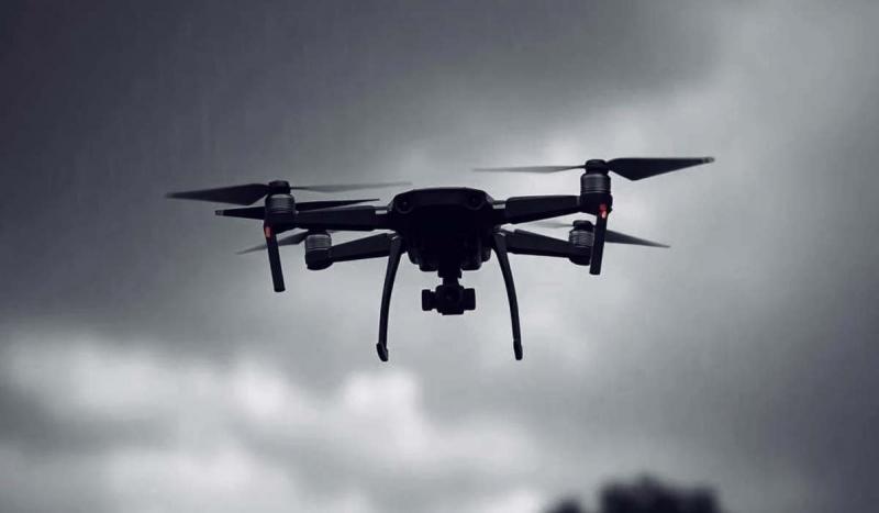 A ház fölött szenderegve, mint titkos őrök, drónok keringenek az égen. Fényes szárnyaik a napfényben csillognak, miközben csendben figyelik a világot alant. Modern technológia és futurisztikus elegancia találkozik, ahogy ezek a repülő gépek felfedezik a k