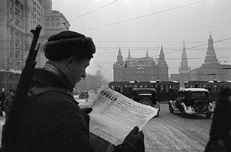 Érdekes és furcsa események zajlanak Oroszországban: a Pravda egykori vezetője rejtélyes körülmények között zuhant ki az ablakon. Az eset számos kérdést vet fel, és felkeltette a figyelmet a gyanús halálesetek sorozata mellett, melyek az utóbbi időszakban