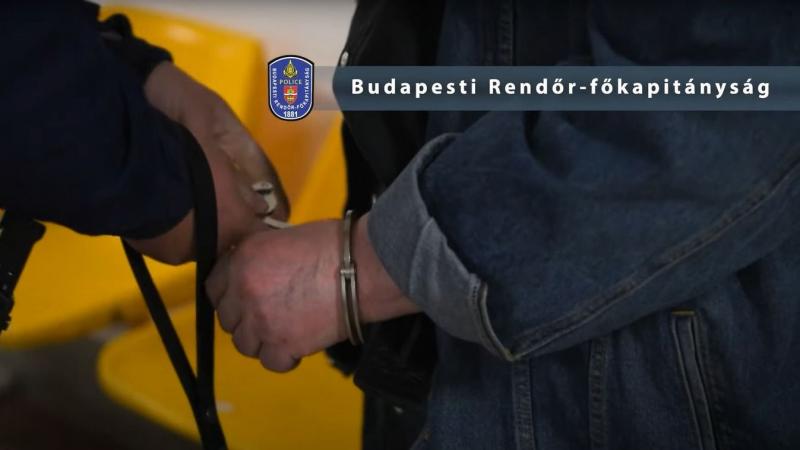 A Nagykörúton működő bordélyházat egy idős férfi irányította, akiről videó is készült, amikor a rendőrök akcióba léptek és lecsaptak az illegális tevékenységre.