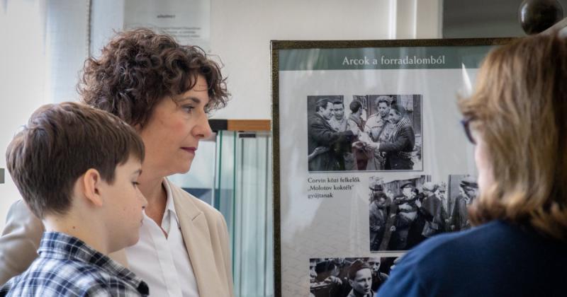 A Demokratikus Koalíció elnöke a Nagy Imre-háznál tiszteletét tette október 23-a alkalmából, megemlékezve a forradalom hőseiről és az esemény jelentőségéről.