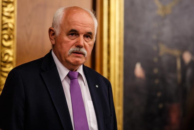 Ágh Ernőt, a szombathelyi önkormányzat képviselőjét SMS-üzenetben fenyegették meg.